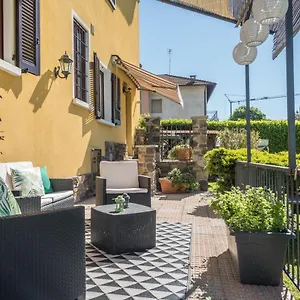 Tinas Yellow Apartment Leggiuno
